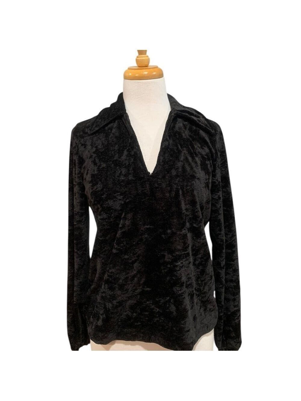 Vntg 70’s long sleeved v neck collared black velour shirt sz M